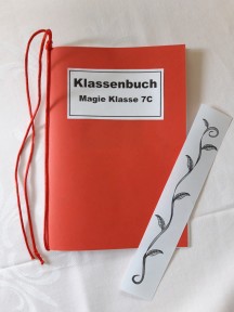 Klassenbuch - Magie Klasse 7C. Rotes Fanzine mit aufgeklebtem Titel, langer roter Schnur und Lesezeichen