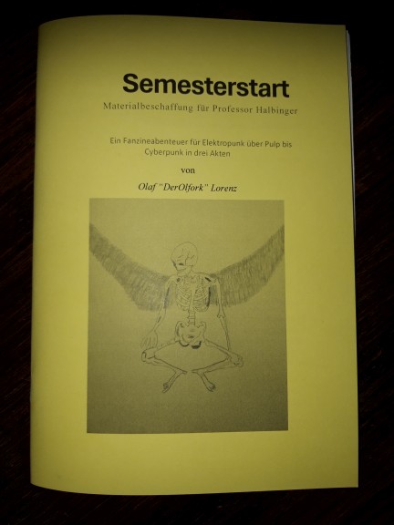 ein gelbes Heft mit dem Titel "Semesterstart" und der Zeichnung eines humanoiden Skeletts mit Engelsflügeln