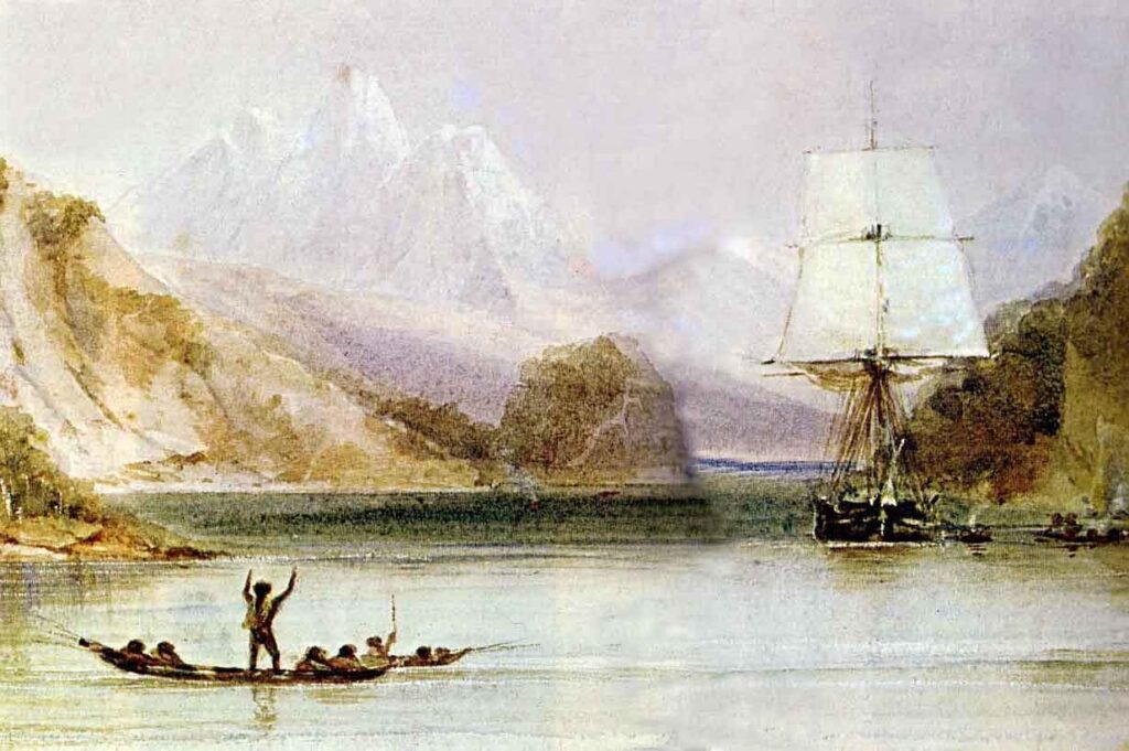 farbiges Bild aus den 1830ern von einer Bucht oder Flussmündung. Links im Vordergrund steht ein Mensch in einem flachen Boot mit hochgereckten Armen. Rechts, weiter hinten, liegt ein größeres Schiff mit weißen Segeln. Auf beiden Seiten steigt die felsige, grünbewachsene Küste steil auf. Im Hintergrund ragen schneebedeckte Gipfel in den grauen Himmel.