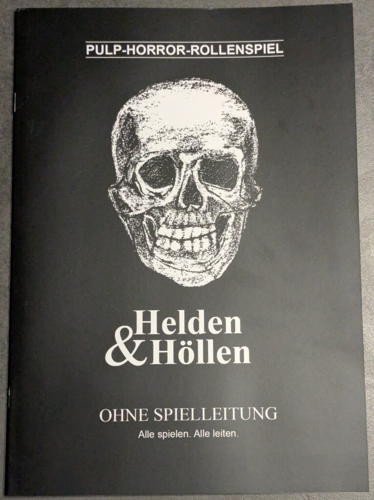 Frontseite des Zines: In der Mitte ist ein Bild eines Schädels. Darüber steht „Pulp-Horror-Rollenspiel“. Darunter „Helden & Höllen“ sowie „Ohne Spielleitung – Alle spielen. Alle leiten“.