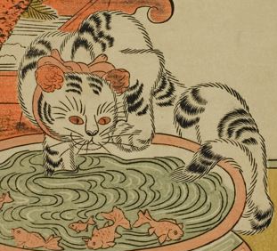 Bild aus einem japanischen Ukiyo-e-Druck: eine schwarzweiße Katze schmiegt sich um eine Wasserschale mit Goldfischen, eine Vorderpfote auf den Rand gestützt, die andere bereits im Wasser. Sie hat eine rosa Schleife um den Hals und schaut in Richtung der Goldfische, die sich an das andere Ende der Schale gerettet haben.