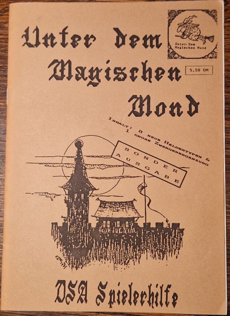 Braunes Cover eines Zines, Titelbild zeigt einen Turm, ein Hausdach und Mauerzinnen vor einem Vollmond mit malerischen Wolkenstreifen. Titel: Unter dem Magischen Mond. Sonderausgabe: DSA Spielerhilfe