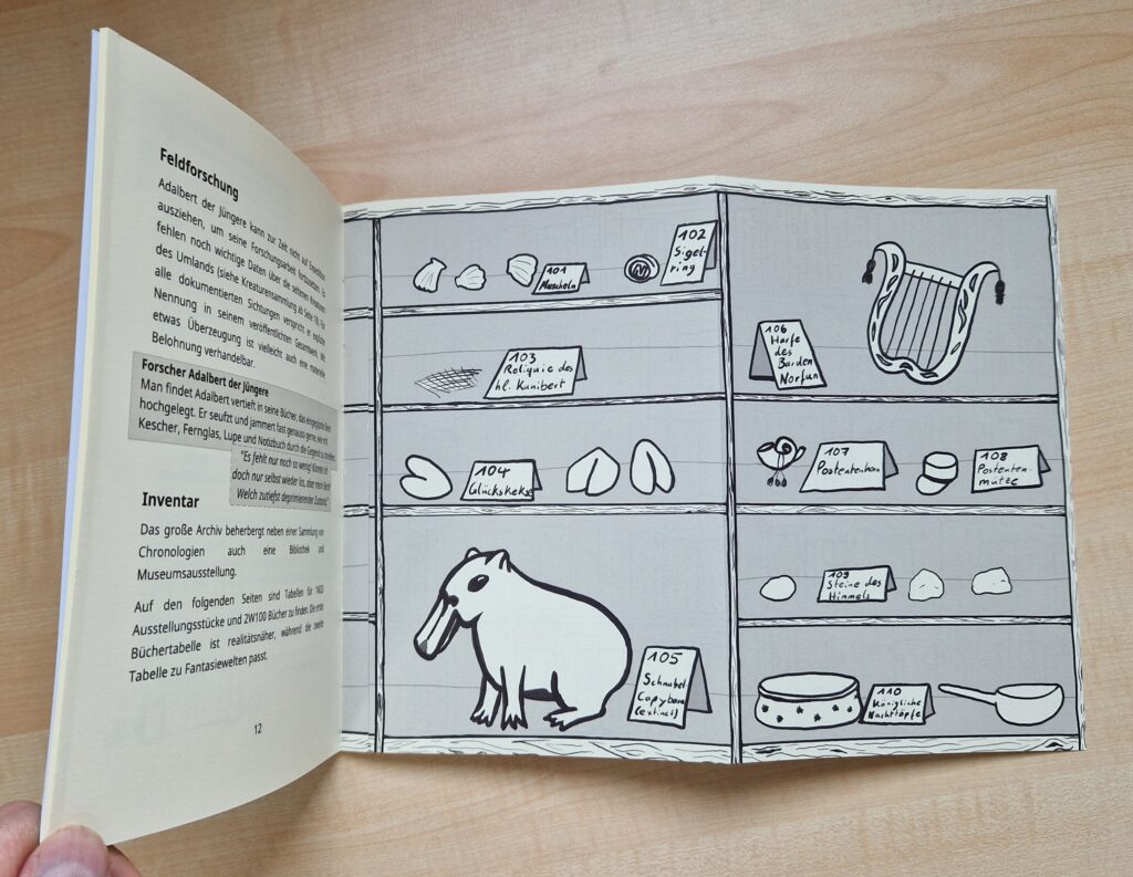 Aufgeschlagenes Heft, rechts eine Ausklappseite mit Zeichnung eines Ausstellungsregals, das verschiedene Objekte neben Kärtchen mit Infotexten zeigt
