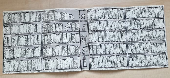 Doppelte Ausklappseite (zwei A4-Seiten quer nebeneinander), als Bücherregal mit 20 Regalböden (mit jeweils zehn Buchrücken) gestaltet. Alle 200 Buchrücken sind von Hand beschriftet. Dank Nummern an den Regalen und Büchern sind die Seiten als Zufallstabellen nutzbar.